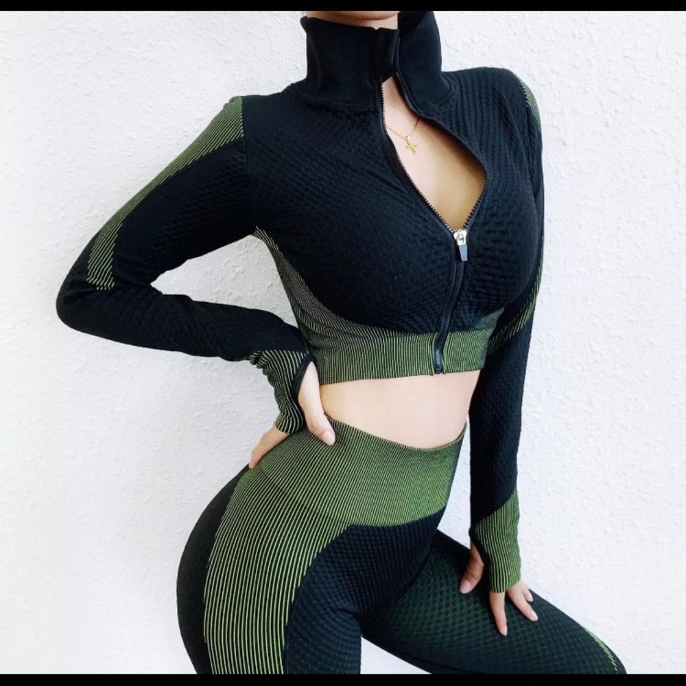 Woman seamless yoga set